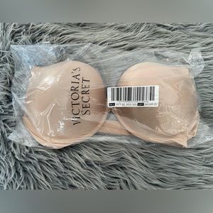 Victoria’s Secret Bombshell push up bra. 34DD. Never worn.